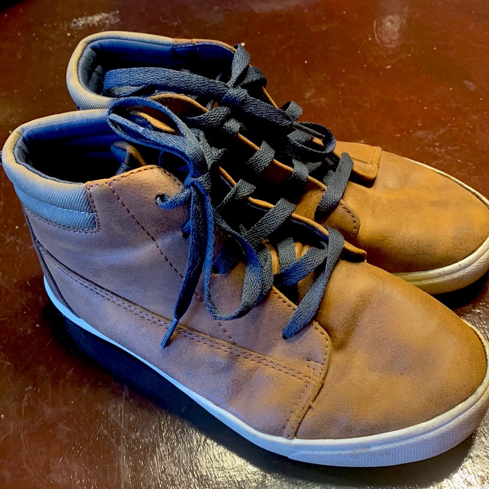 This is for a gently used faux brown and tan leather dress shoes, size youth 3.